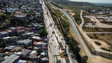 Fotografía aérea que muestra el muro fronterizo de México hacia Estados Unidos, este martes en Tijuana (México).