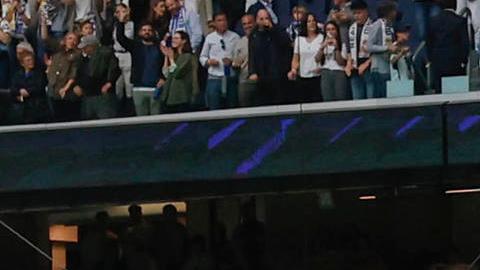 Los jugadores del Real Madrid saludan al finalizar el partido de la jornada 34 de la Liga EA Sports que disputan Real Madrid y Cádiz en el estadio Santiago Bernabéu en Madrid.
