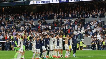 Los jugadores del Real Madrid saludan al finalizar el partido de la jornada 34 de la Liga EA Sports que disputan Real Madrid y Cádiz en el estadio Santiago Bernabéu en Madrid.
