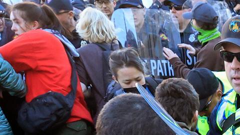 Estudiantes de la Universidad de Wisconsin tuvieron un enfrentamiento con la policía.