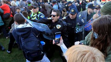 Estudiantes de la Universidad de Wisconsin tuvieron un enfrentamiento con la policía.