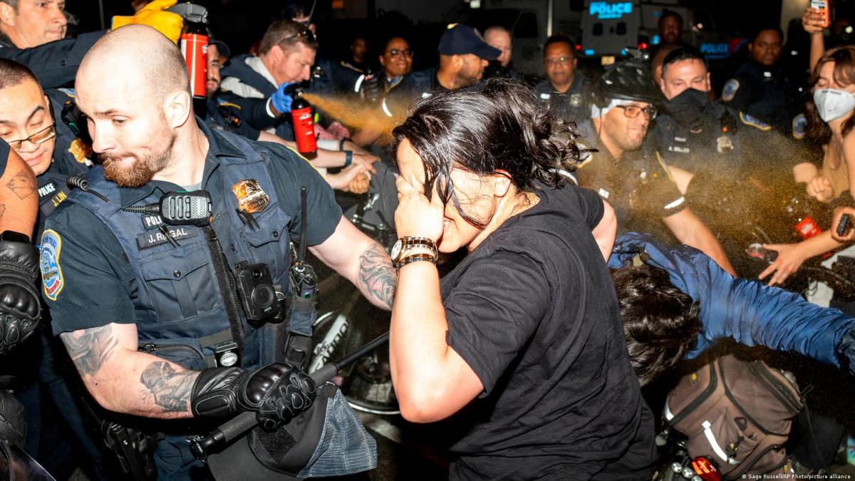 Desalojan protesta pro palestina en Universidad de Washington