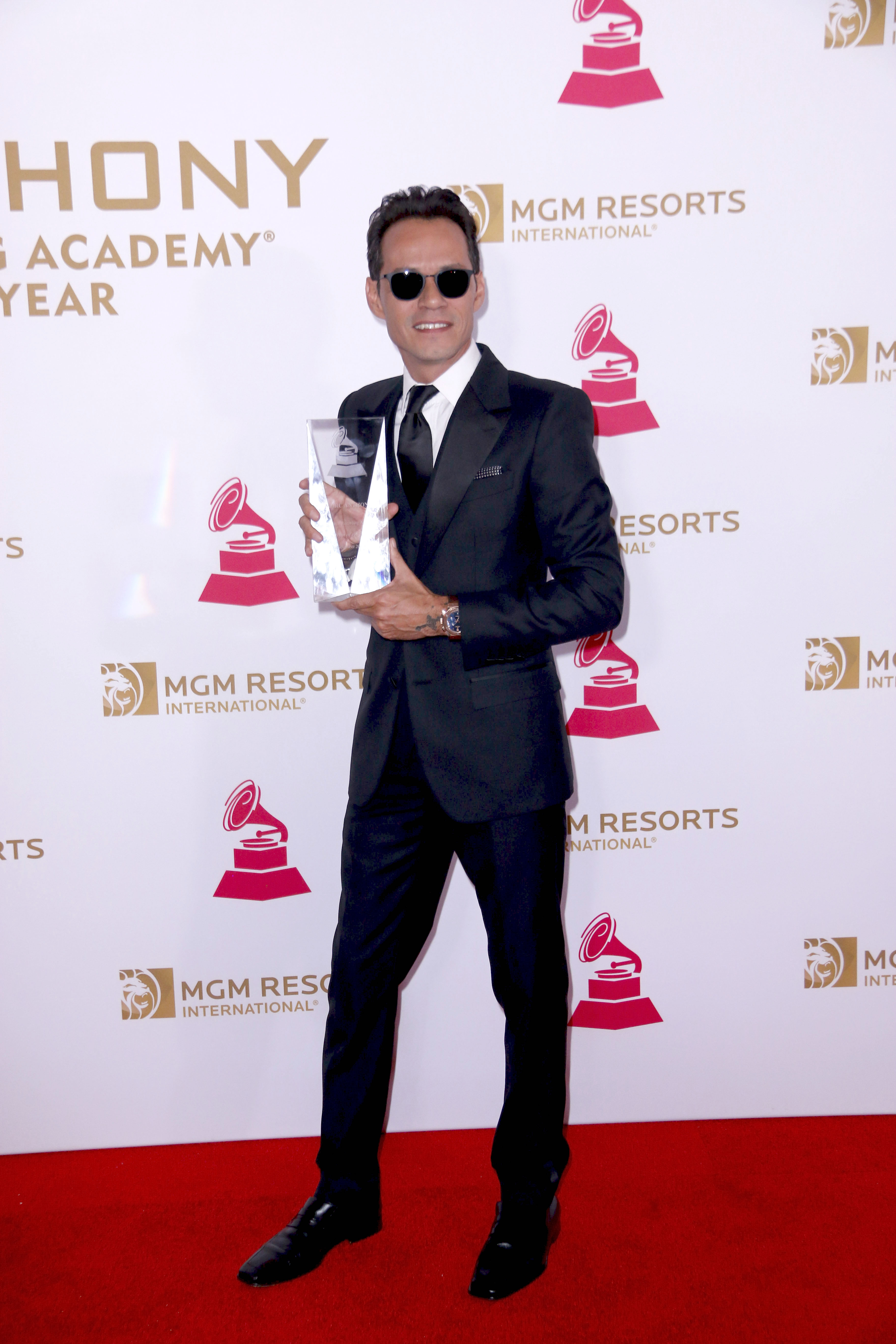Marc Anthony posando.