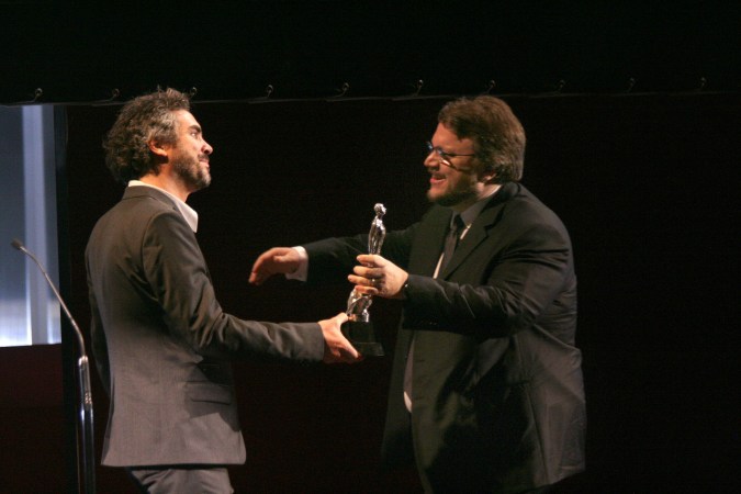 Alfonso Cuarón y Guillermo del Toro participando en un evento.