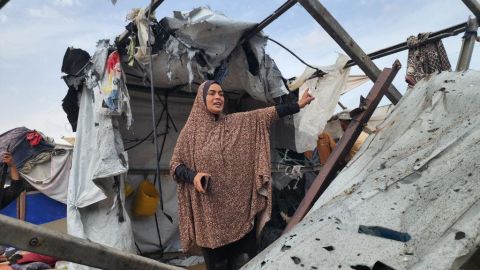 Las personas temen por su vida, tras el bombardeo del ejército israelí en Rafah.