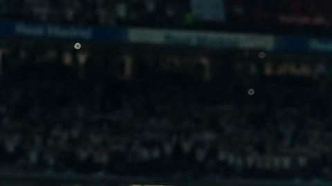 Jugadores del Real Madrid celebran con la afición tras el triunfo ante Bayern de Múnich.