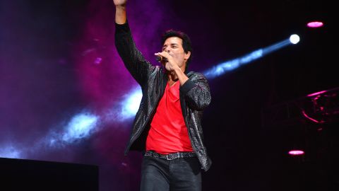 Chayanne actuando en un show.