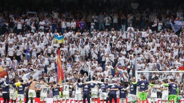 Los jugadores del Real Madrid saludan al público al finalizar el partido de la jornada 34 de la Liga EA Sports que disputan Real Madrid y Cádiz.
