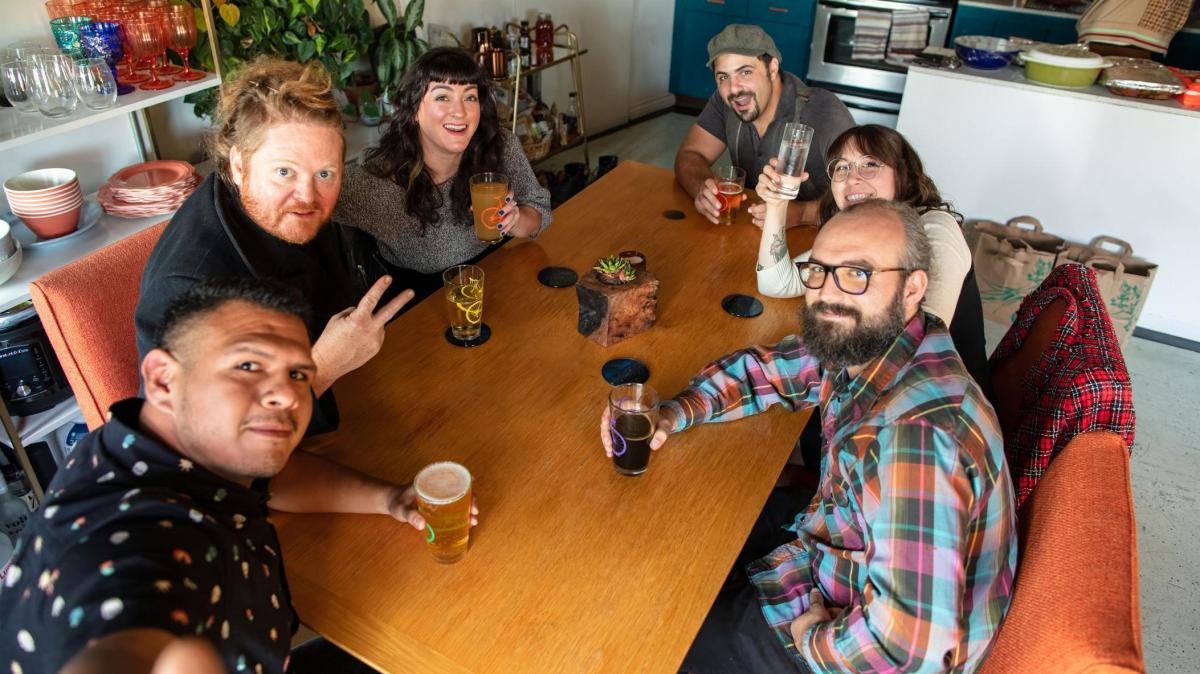 Los motivos por los que hay más personas yéndose a vivir con extraños ( y no solo es por dinero)