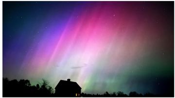 Aurora boreal sobre una granja, la noche del 10 de mayo de 2024 en Brunswick, Maine, EE.UU.