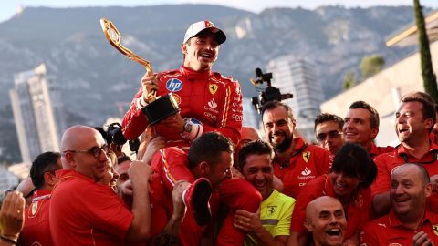 Charles Leclerc es alzado en celebración por su equipo de Ferrari luego de ganar el GP de Monaco.