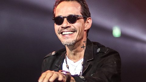 Marc Anthony actuando en un show.