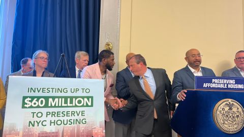 El Contralor Municipal, Brad Lander y el Defensor del Pueblo, Jumaane Williams, anunciaron el nuevo plan para preservar viviendas asequibles en NYC.