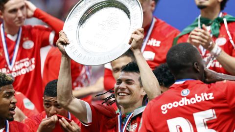 Hirving Lozano celebra con el trofeo de la primera división del fútbol de Países Bajos.