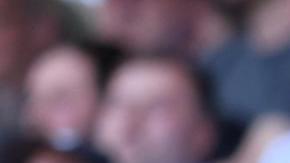 Un hincha del Manchester City sostiene un cartel para celebrar el cuarto título consecutivo de Premier League del equipo ciudadano.