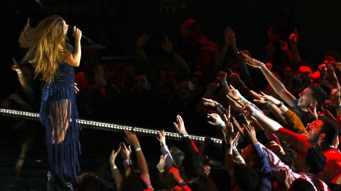 Shakira actuando en un show.