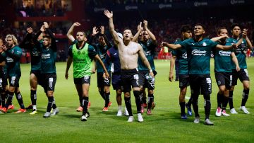 Jugadores del Guadalajara celebran con su afición este sábado, durante un juego de vuelta de los cuartos de final de la Liga MX.