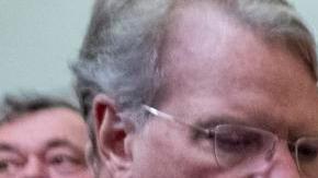 La representante republicana de Georgia Marjorie Taylor Greene (C) responde a una pregunta de los medios de comunicación.