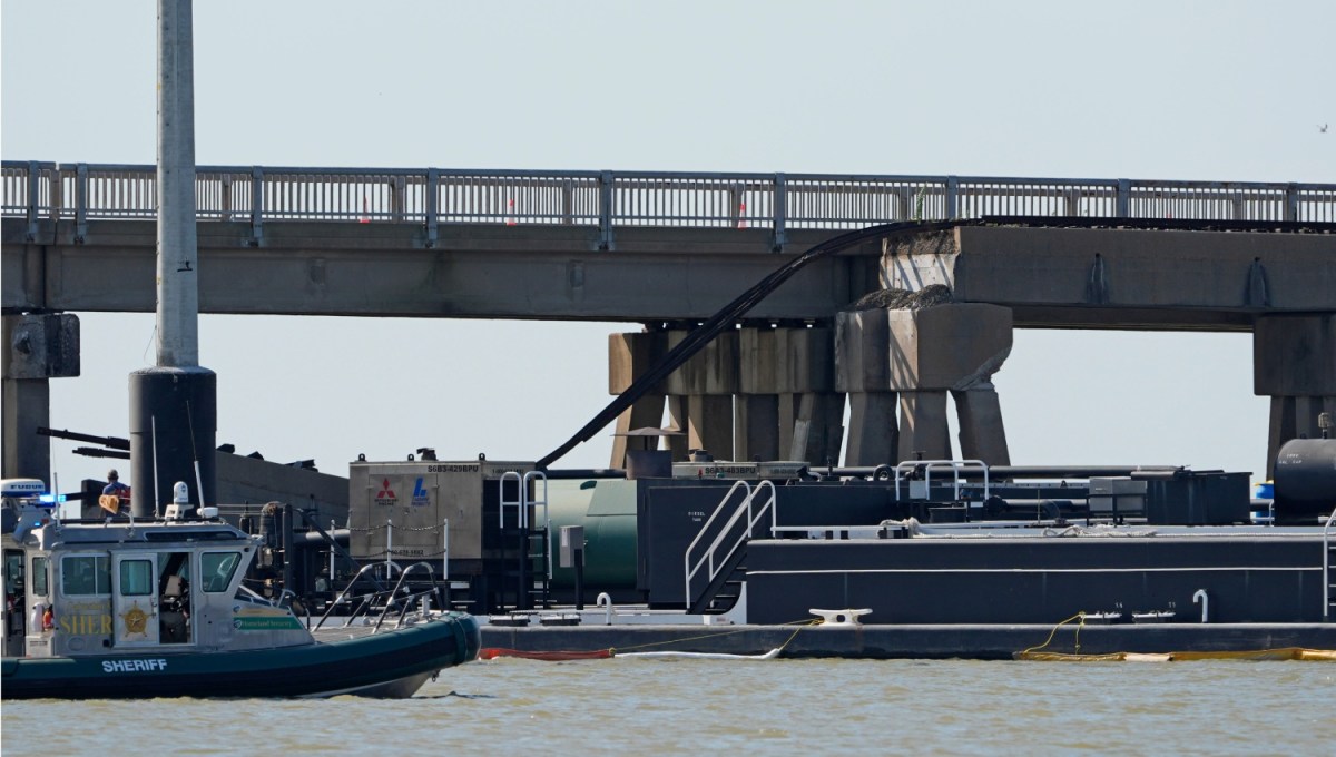 Barcaza choca contra puente en Galveston, Texas y provoca derrame de petróleo