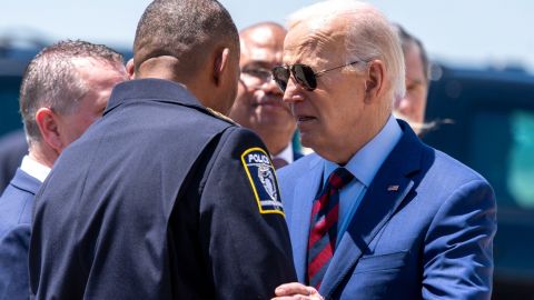 AP-Biden viajó a Charlotte para reunirse con funcionarios de la policía y familiares de las víctimas