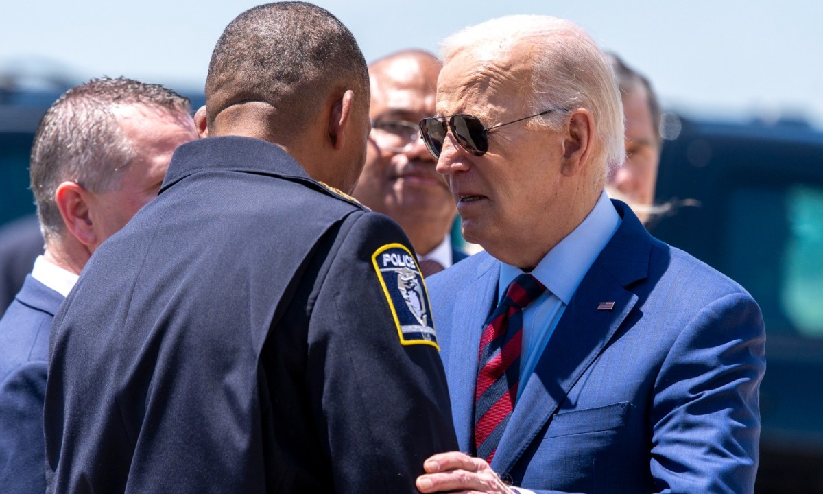 Joe Biden visitó Carolina del Norte para presentar sus condolencias a los familiares de los agentes muertos en tiroteo