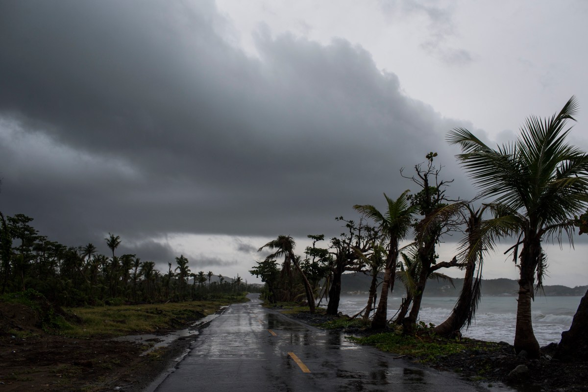 Decenas de personas refugiadas y carreteras cerradas por fuertes lluvias en Puerto Rico debido a vaguada