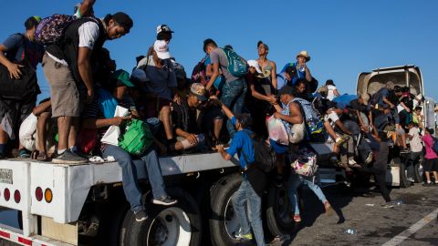 Los migrantes iban hacinados en una camioneta. Foto referencial.