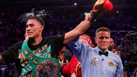 David Benavídez celebra luego de vencer a Anthony Dirrell en 2019.