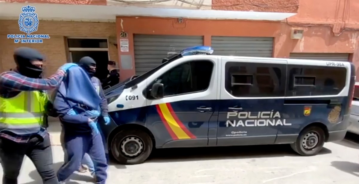 Incautan en Madrid dos toneladas de ropa deportiva falsificada que iba a ser vendida en la Eurocopa