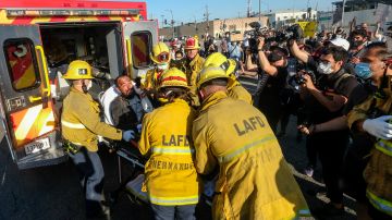LAFD indicó que los rescatistas evaluaron y trataron al menos a 55 personas como resultado de la colisión entre el tren y el autobús.