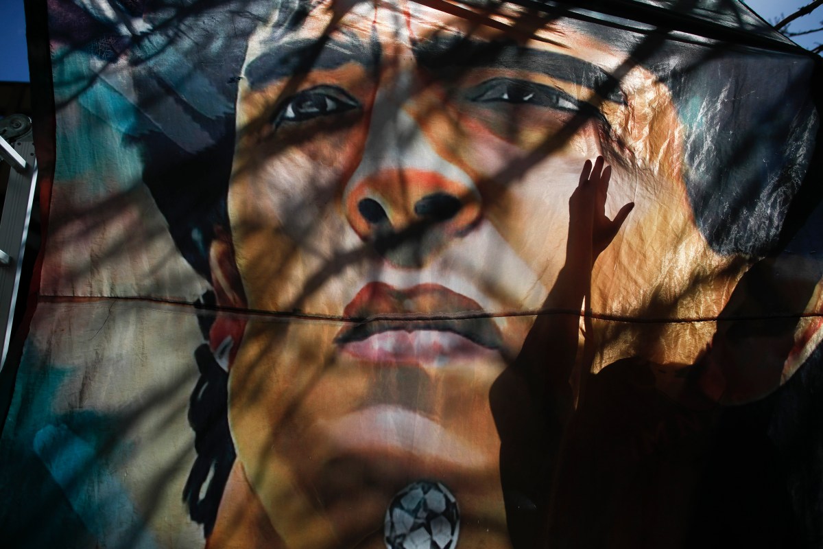 ¿Subasta o devolución? Tribunal francés determinará el futuro del Balón de Oro de Diego Maradona