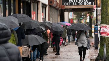 Personas hacen fila para votar anticipadamente en Brooklyn, en Nueva York, en las elecciones de 2020.