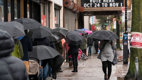 Personas hacen fila para votar anticipadamente en Brooklyn, en Nueva York, en las elecciones de 2020.