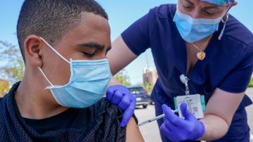 La enfermera registrada Jennifer Reyes aplica una vacuna en en el Mount Sinai South Nassau Vaxmobile de Long Island en  Mayo 14, 2021.
