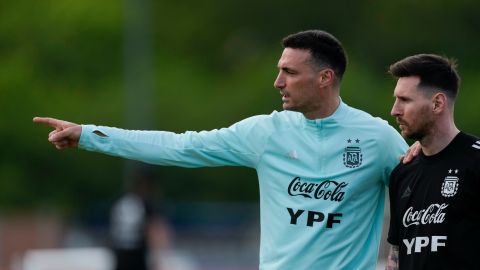 Lionel Scaloni (L) y Lionel Messi (R) conversan durante un entrenamiento con Argentina en Mundial Qatar 2022.