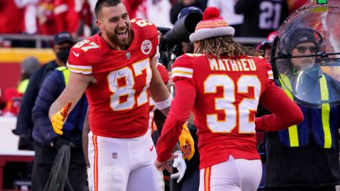 Travis Kelce, jugador de los Kansas City Chiefs, contento por su extensión.