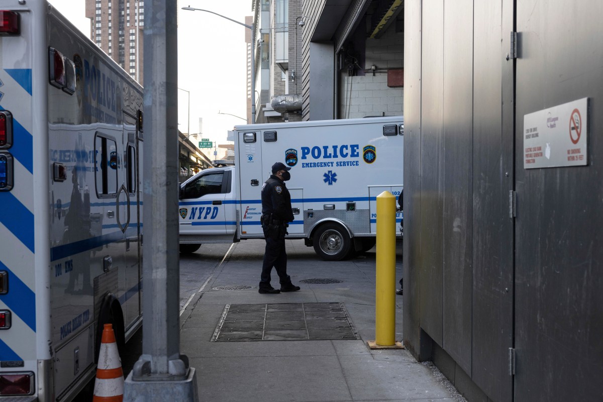 Adolescente acusado de posesión de armas tras la muerte a tiros de un hombre en BMW en Brooklyn