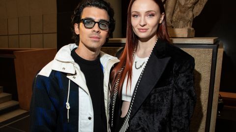 Joe Jonas y Sophie Turner en un evento de Louis Vuitton.