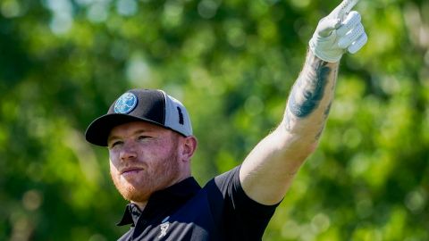 Canelo Álvarez aprendió nuevas habilidades de golf con Lorena Ochoa.