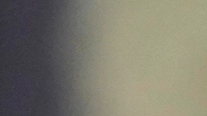 Hailey Bieber posando.