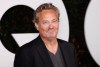 Matthew Perry posando.