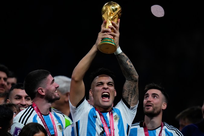 Lautaro Martínez levantó la Copa del Mundo en Qatar con Argentina.