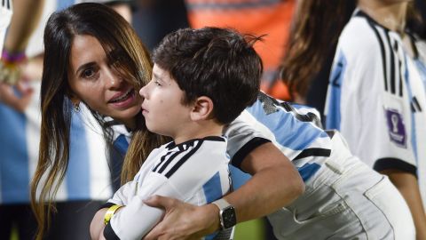 Antonela Roccuzzo junto a Mateo Messi.
