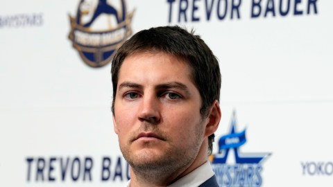 Trevor Bauer juega en la liga mexicana con los Diablos Rojos.