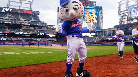 Mr. Met es una de las mascotas más emblemáticas y fue la primera en establecerse en las Grandes Ligas desde 1964.