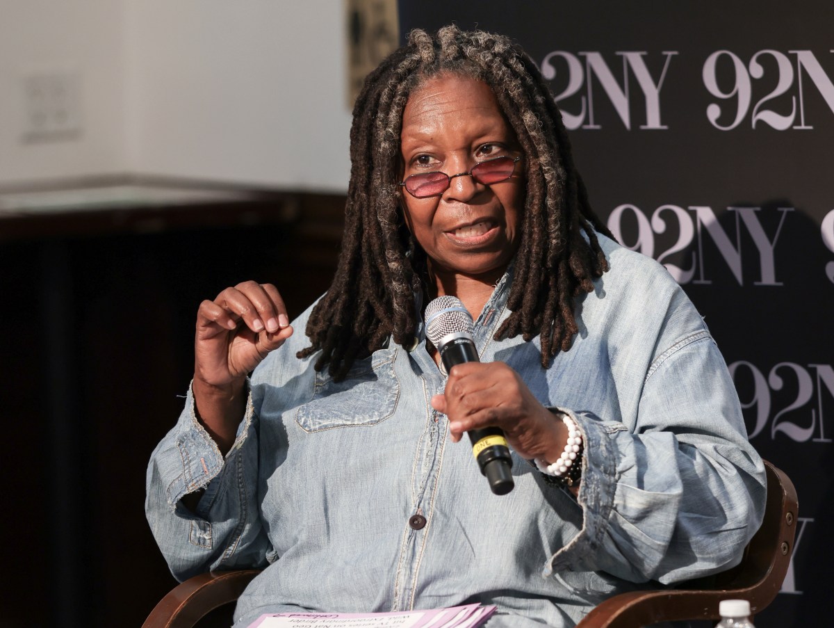 Whoopi Goldberg revela que salvó a su madre cuando estaba a punto de quitarse la vida