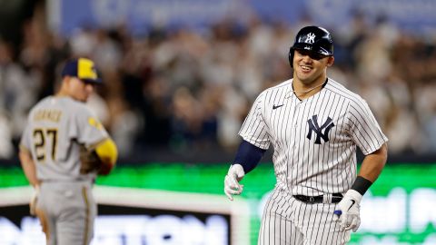 Jasson Domínguez recorre las bases luego de conectar jonrón ante Milwaukee Brewers.