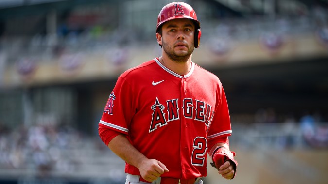 David Fletcher con el uniforme de los Angels.