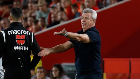 Javier Aguirre da indicaciones durante un encuentro del Mallorca frente al FC Barcelona en Son Moix.