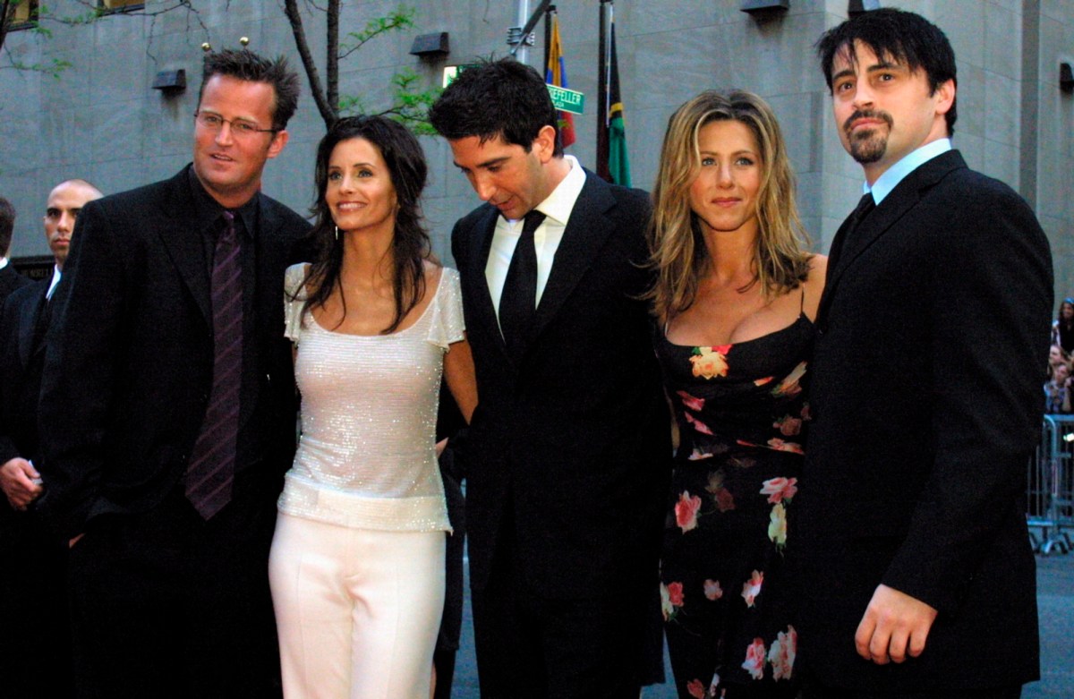 Courteney Cox asegura que Matthew Perry la ha visitado varias veces después de su muerte